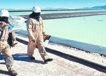 Trabajadores caminan en los depósitos de sal dentro de la planta de producción de litio.