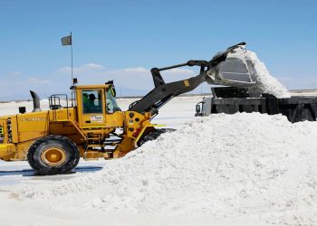 Extracción de salmueras de las piscinas en el salar de Uyuni.