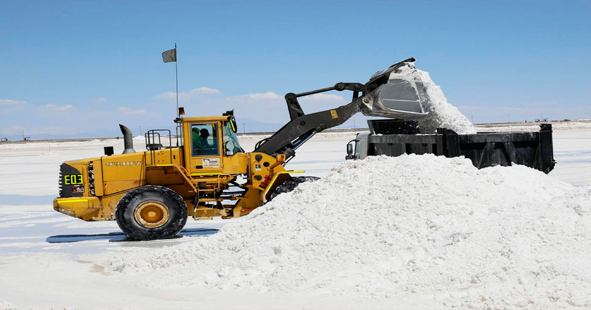 Extracción de salmueras de las piscinas en el salar de Uyuni.