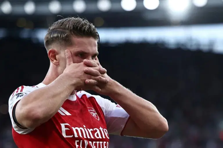 Liverpool ante el dilema Isak antes de recibir al Arsenal