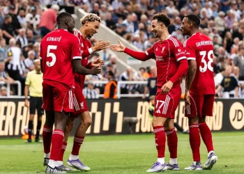 Liverpool gana ‘in extremis’ a un Newcastle con un hombre menos