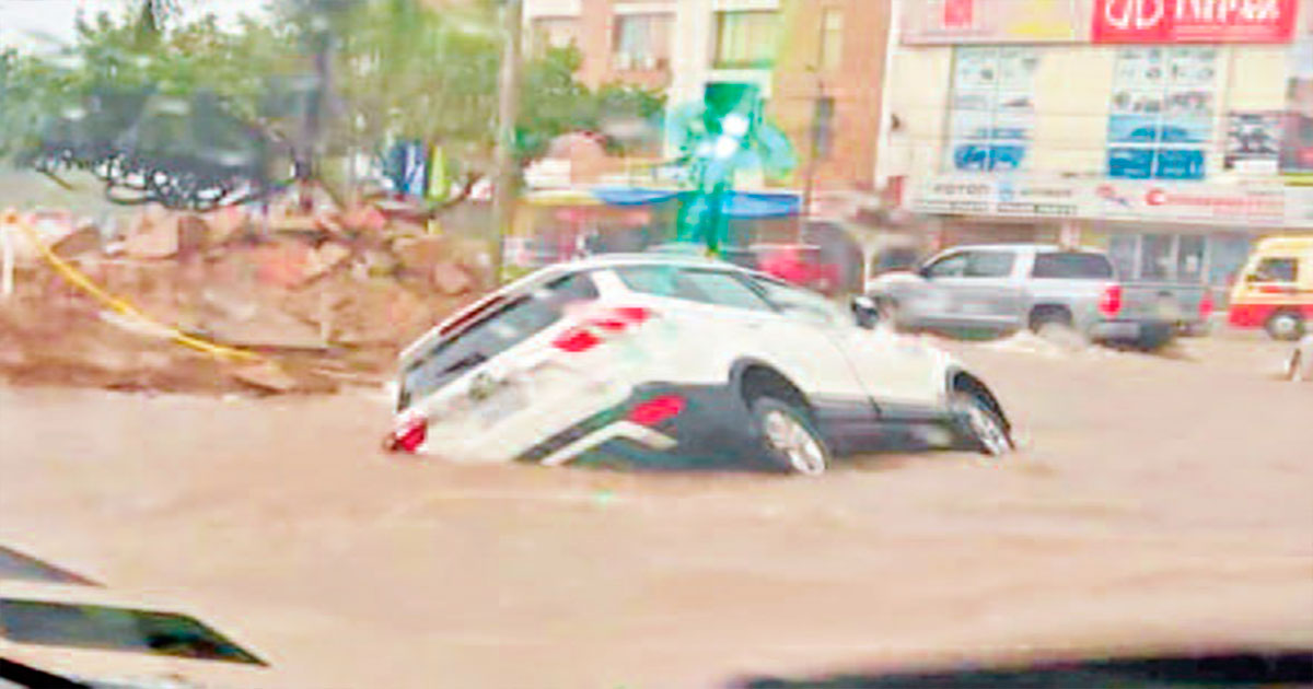 Fortísima lluvia causa estragos en Santa Cruz