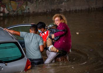Cochabamba: rescatan a una mujer que quedó atrapada en un paso a desnivel