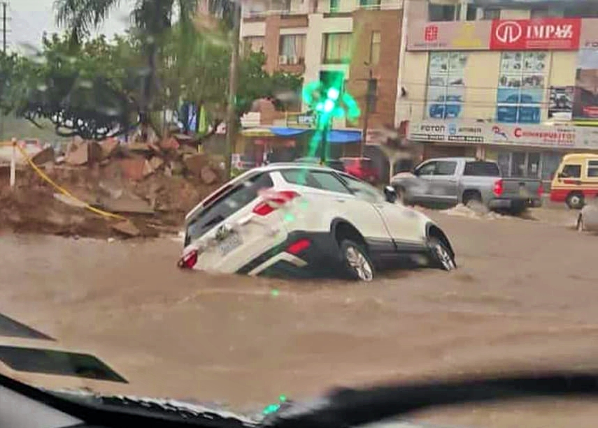 Un vehículo inundado por las intensas lluvias en Santa Cruz. Foto: RRSS