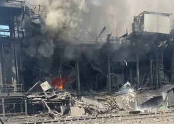 Los bomberos trabajan para controlar el fuego/Captura de video