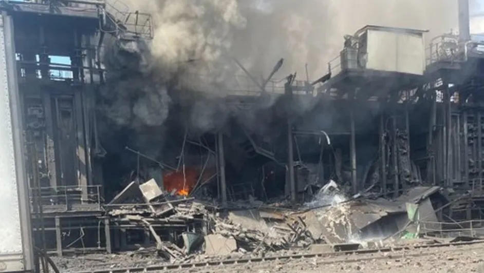 Los bomberos trabajan para controlar el fuego/Captura de video