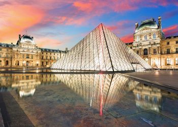 El museo parisino Louvre, uno de los más visitados en 2022. Foto: Istock.