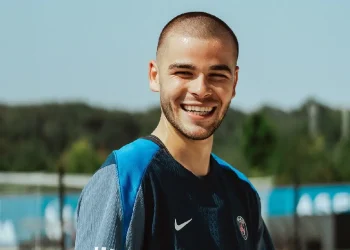 PSG hace oficial el fichaje del guardameta Lucas Chevalier