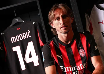 Modric llega a Italia para finalizar fichaje por el Milan