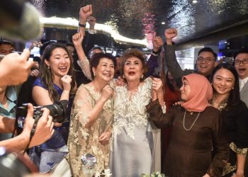 La madre de Michelle Yeoh, junto a otros familiares, en el anuncio de los premios Óscar. Foto: AFP