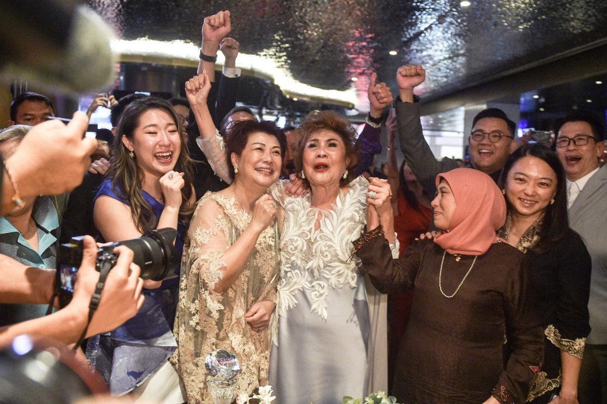 La madre de Michelle Yeoh, junto a otros familiares, en el anuncio de los premios Óscar. Foto: AFP