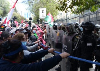 Maestros protestan en puerttas del Ministerio de Educación. Foto: Rodwy Cazón