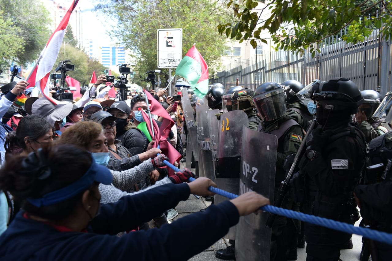 Maestros protestan en puerttas del Ministerio de Educación. Foto: Rodwy Cazón