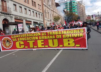 Delegaciones de maestros urbanos se movilizan hacia el Ministerio de Educación en demanda de una respuesta concreta a sus demandas. Foto: Pedro Luna