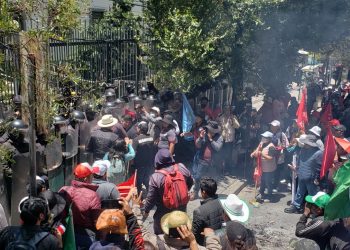 Maestros urbanos protestan contra la actualización de la malla curricular. Foto: Roberto Guzmán