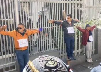 Maestros se crucifican en el Ministerio de Educación