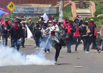 Enfrentamientos entre maestros urbanos y la Policía. Foto: Rodwy Cazón