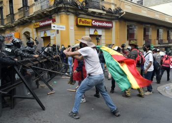 La Policía aprehende a dos maestros señalados de portar explosivos en protesta en La Paz