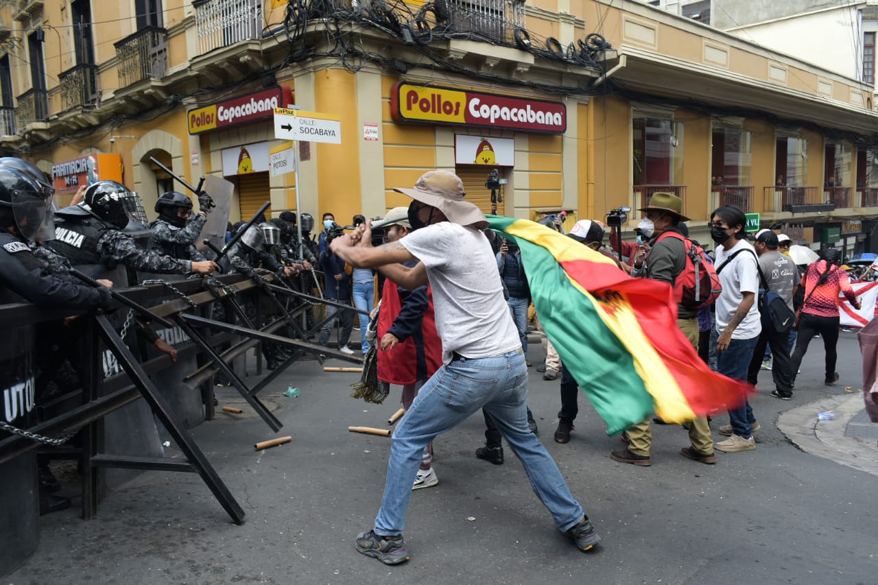 La Policía aprehende a dos maestros señalados de portar explosivos en protesta en La Paz