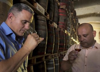 Maestros del ron cubano en Santo Domingo. Foto: AFP