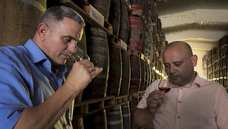 Maestros del ron cubano en Santo Domingo. Foto: AFP