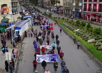 Maestros marchan por el centro de la ciudad de La Paz e instalan bloqueo de las 1.000 esquinas. Foto: Rodwy Cazón
