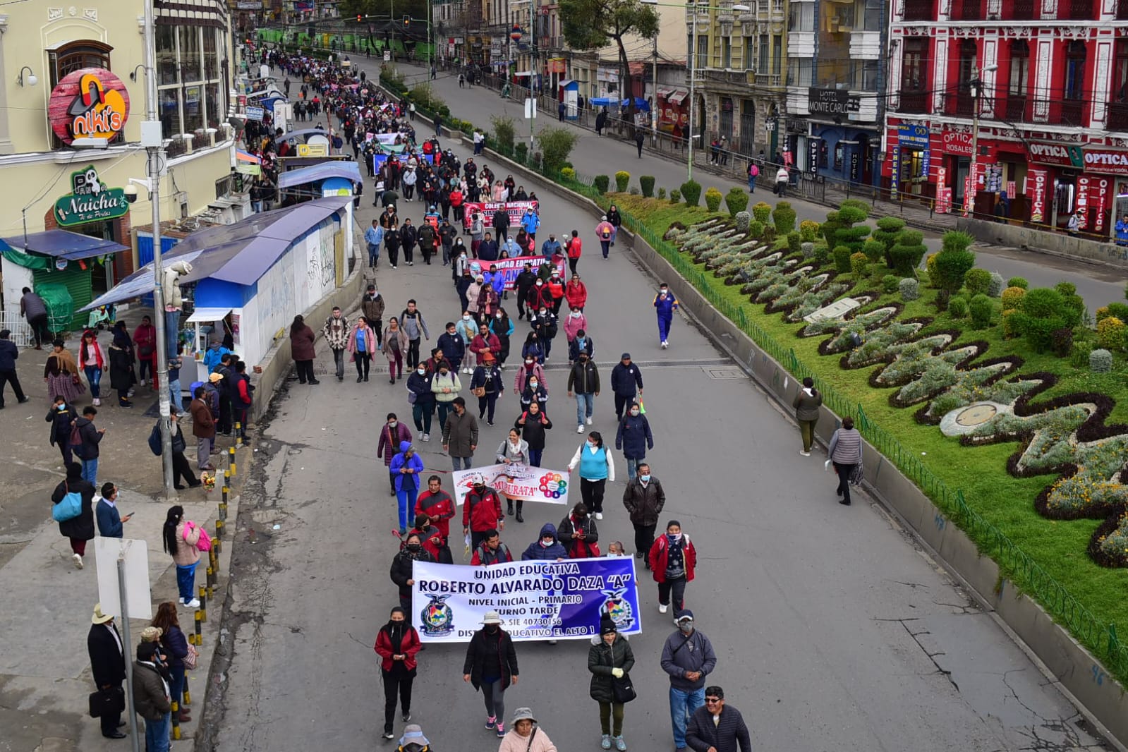 Maestros marchan por el centro de la ciudad de La Paz e instalan bloqueo de las 1.000 esquinas. Foto: Rodwy Cazón