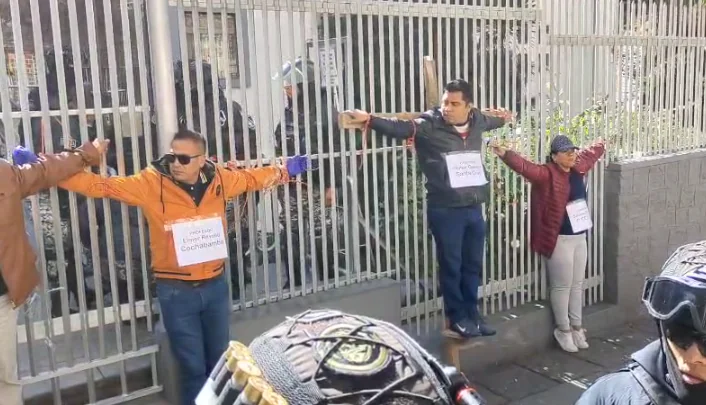 Maestros se crucifican en el Ministerio de Educación