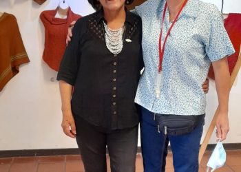 Magalí Irahola (izq.) junto a una de sus alumnas en una exposición. Foto: Magalí Irahola.