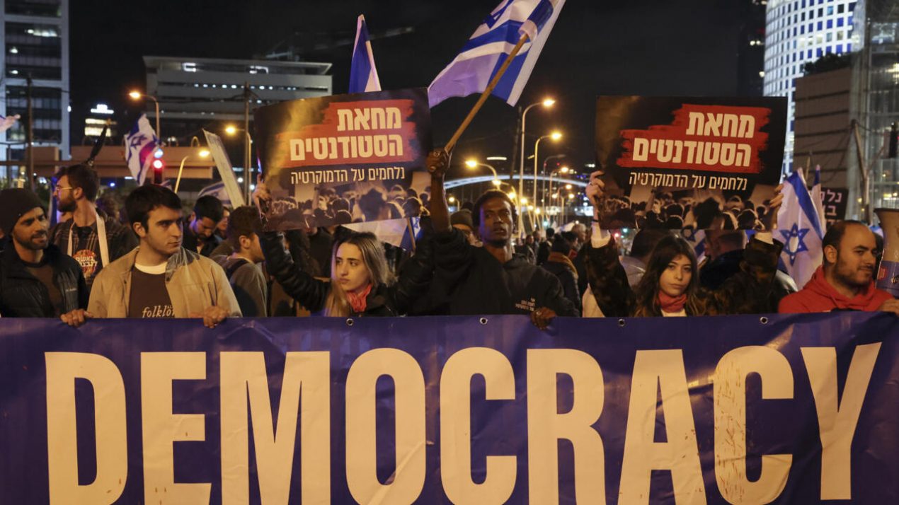 Manifestación en contra del gobierno de Benjamin Netanyahu, en Tel Aviv, el 4 de febrero de 2023. Foto: AFP.