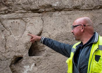 No se descarta que la mano tallada en piedra sea una broma. Foto: AFP