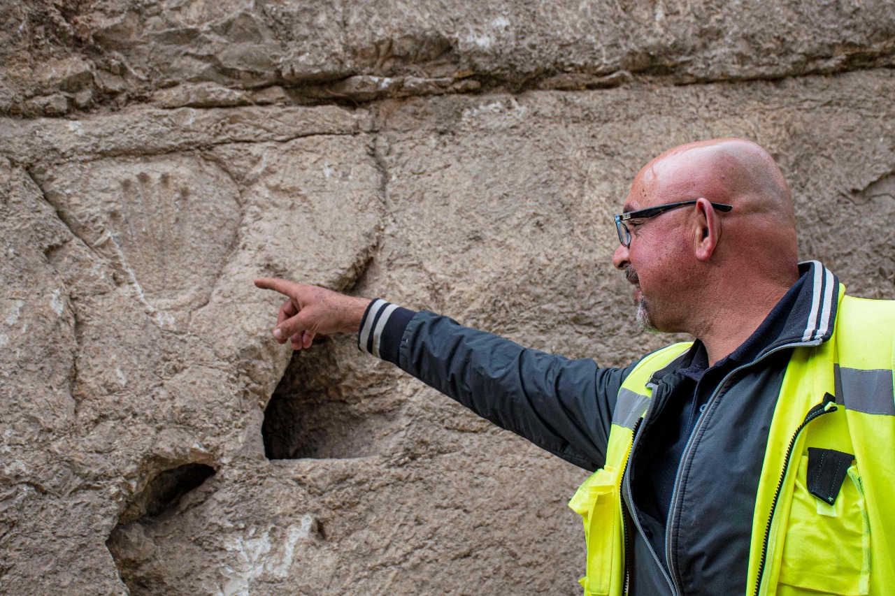 No se descarta que la mano tallada en piedra sea una broma. Foto: AFP