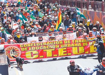 Los maestros marcharon ayer por las calles de La Paz.