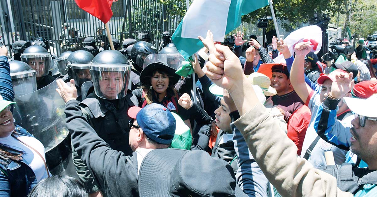 Tras marcha masiva, maestros anuncian con radicalizar medidas