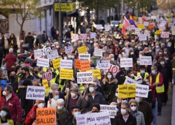Ciudadanos, enfermeros y médicos acuden a manifestación para defender la salud pública. Foto: La Verdad.