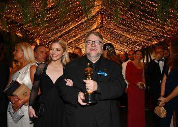 El mexicano Guillermo del Toro sonríe con el Óscar que ganó a Mejor película animada por 'Pinocho'. Foto: AFP