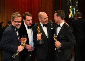 El equipo de 'Sin novedad en el frente', filme ganador a mejor película internacional. Foto: AFP