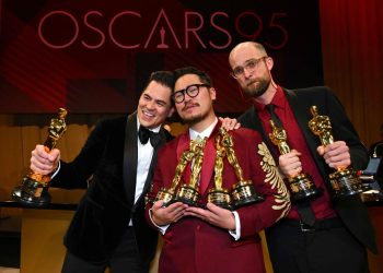 El equipo de ‘Todo en todas partes al mismo tiempo’, con sus siete premios Óscar, incluido el de mejor película. Foto: AFP