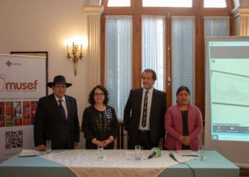 El presidente de la Fundación Cultural del BCB, Luis Oporto Ordóñez; la directora de Mercados Inclusivos de Swisscontact, Sandra Nisttahusz; el Embajador argentino Ariel Basteiro; y la directora del Musef, Elvira Espejo, en la conferencia de prensa. Foto: Embajada de Argentina.
