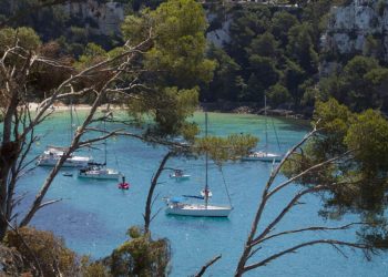 Varias embarcaciones permanecen fondeadas en las aguas azules y turquesas de Cala Galdana, en Ferreries, el 22 de junio de 2017 en la isla española de Menorca, en el archipiélago mediterráneo de las Baleares. Foto: AFP.