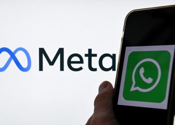 Los logotipos de Meta y de Whatsapp, fotografiados en Moscú el 28 de octubre de 2022. Foto: AFP.