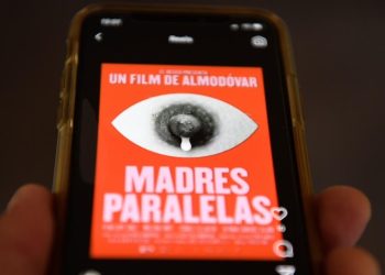 En agosto de 2010, Instagram se disculpó tras la breve retirada de publicaciones que compartían el cartel de la próxima película del español Pedro Almodóvar, 'Madres Paralelas"', que muestra un pezón del que cuelga una gota de leche. Ilustración realizada en Madrid el 10 de agosto de 2021. Foto: AFP.