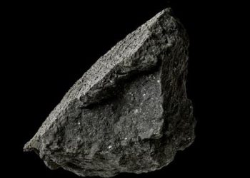 Un fragmento del pequeño meteorito que sobrevoló Francia. Foto: RC Noticias.