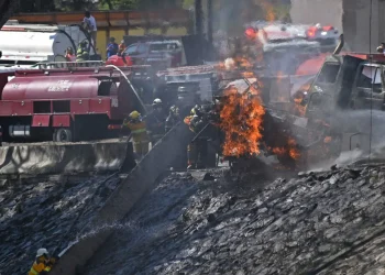 Explosión de camión de gas en México deja al menos seis muertos
