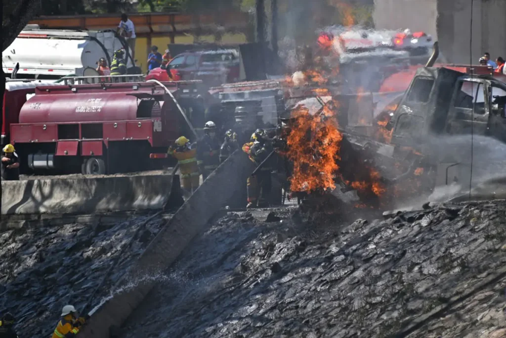 El camión cisterna volcó y luego explotó en Iztapalapa/AFP