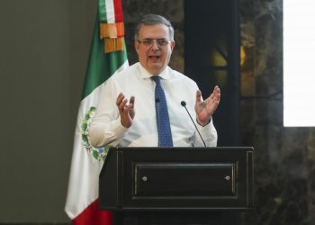 El canciller mexicano, Marcelo Ebrard, habló a representantes de EEUU, la UE y Suiza, en la presentación de "Plan Sonora de Energias Sostenibles" en Puerto Peñasco, el 2 de febrero de 2023. Foto: AFP.