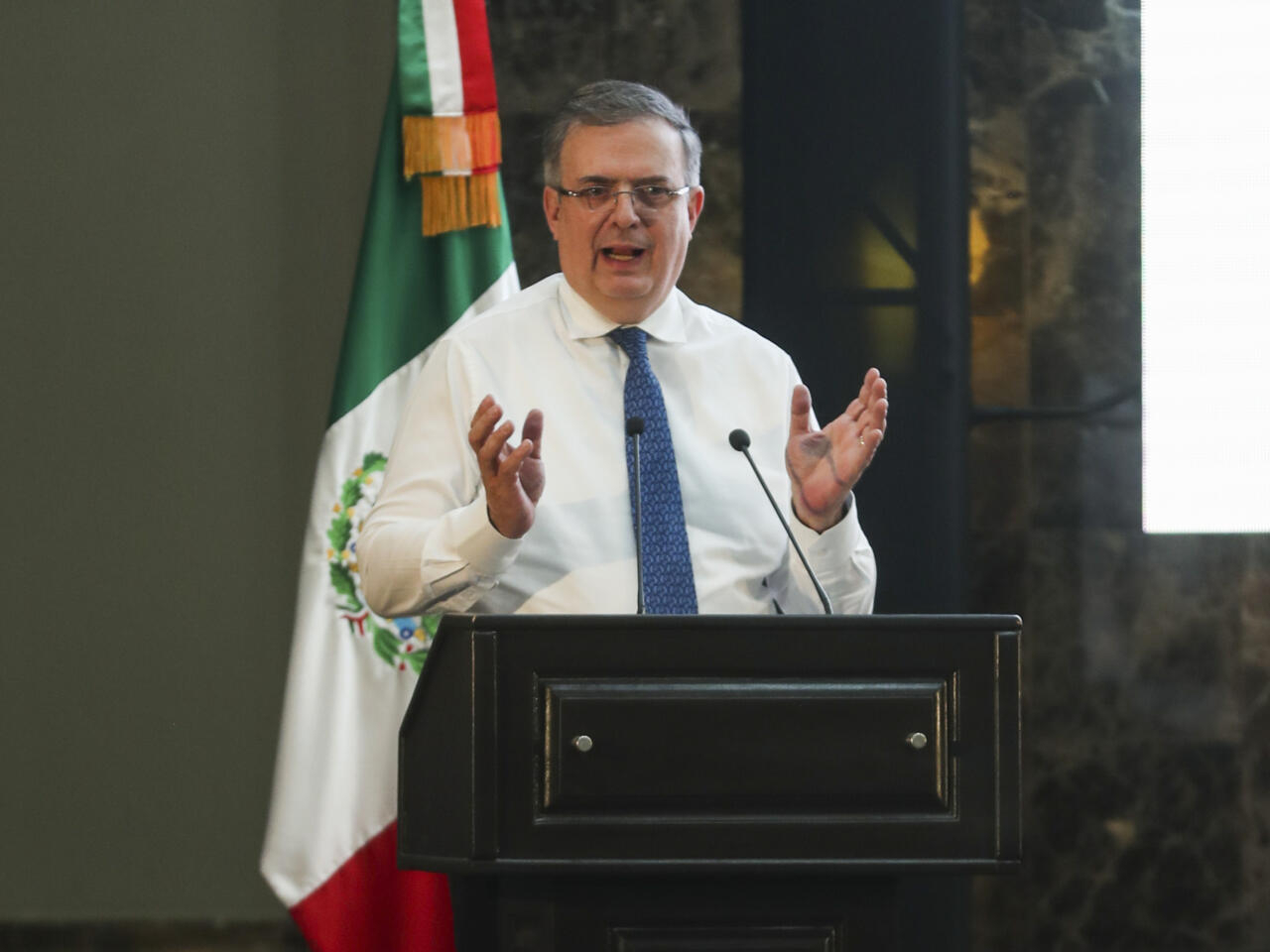 El canciller mexicano, Marcelo Ebrard, habló a representantes de EEUU, la UE y Suiza, en la presentación de "Plan Sonora de Energias Sostenibles" en Puerto Peñasco, el 2 de febrero de 2023. Foto: AFP.
