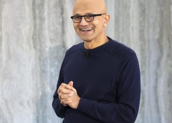 El director ejecutivo de Microsoft, Satya Nadella, anuncia la integración de ChatGPT en su motor de búsqueda Bing, el 7 de febrero de 2023 en Redmond, estado de Washington. Foto: AFP.