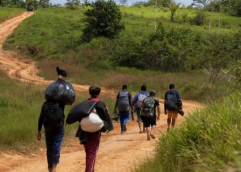Mineros clandestinos huyen de las fuerzas de seguridad brasileñas. Foto: AFP