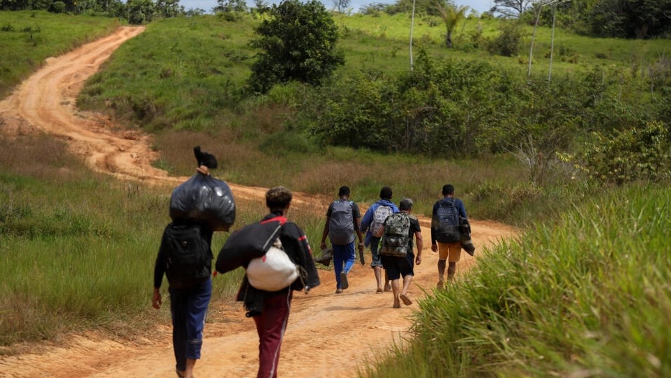 Mineros clandestinos huyen de las fuerzas de seguridad brasileñas. Foto: AFP